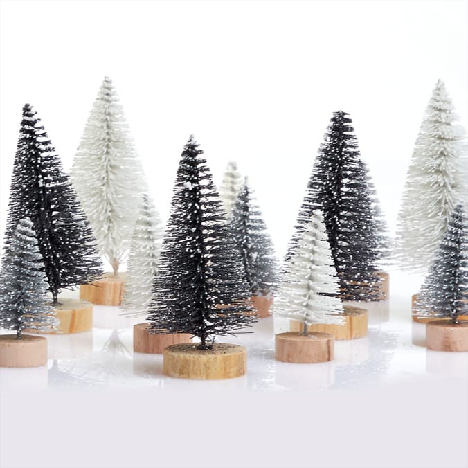 Festive Feeling Bristle Tree 22 Pack