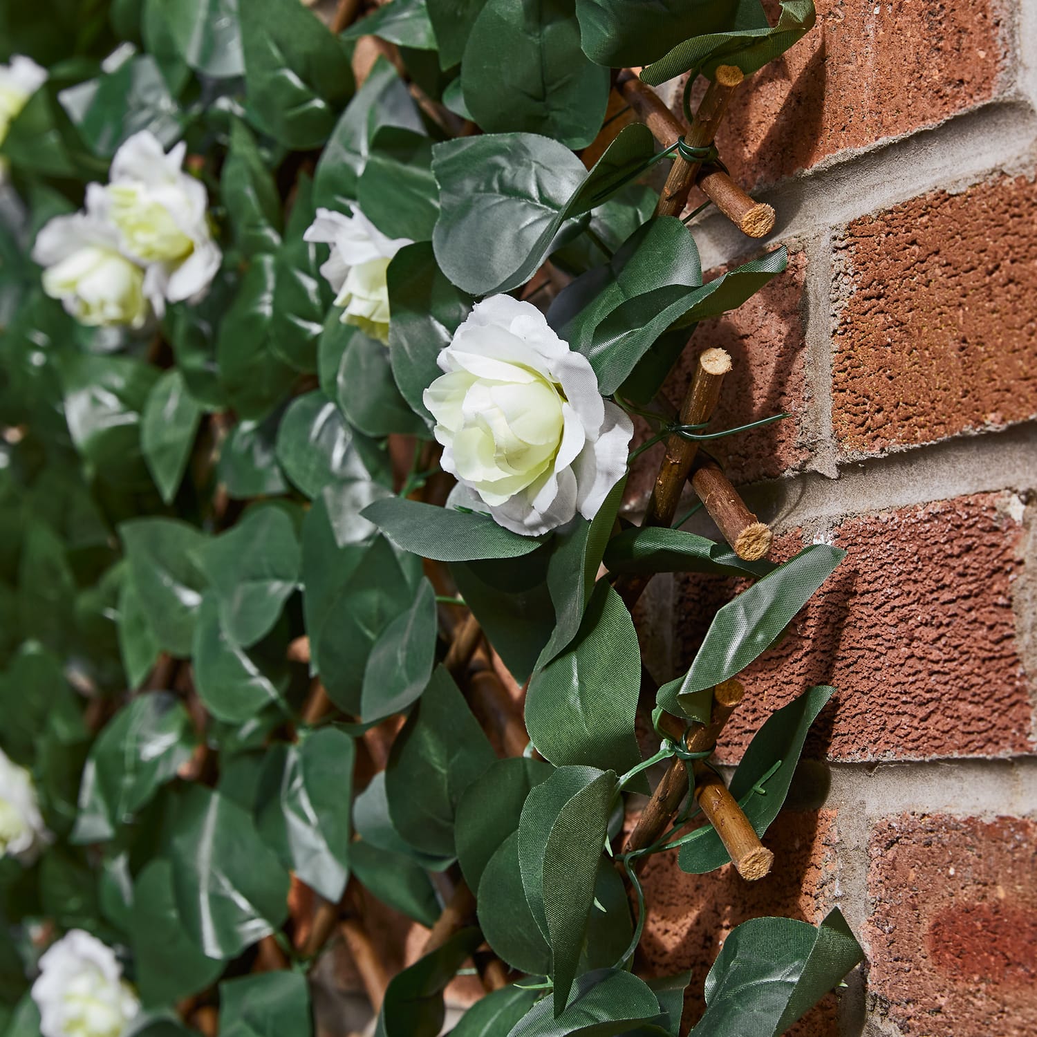 Jardin Artificial Ivy Leaf & White Rose Trellis Home Bargains