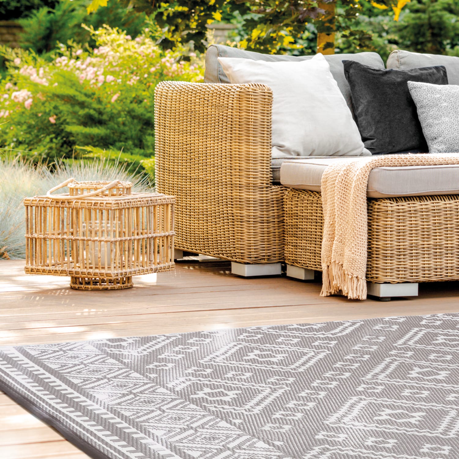 The Outdoor Living Collection Outdoor Garden Rug 120x180cm | Home Bargains