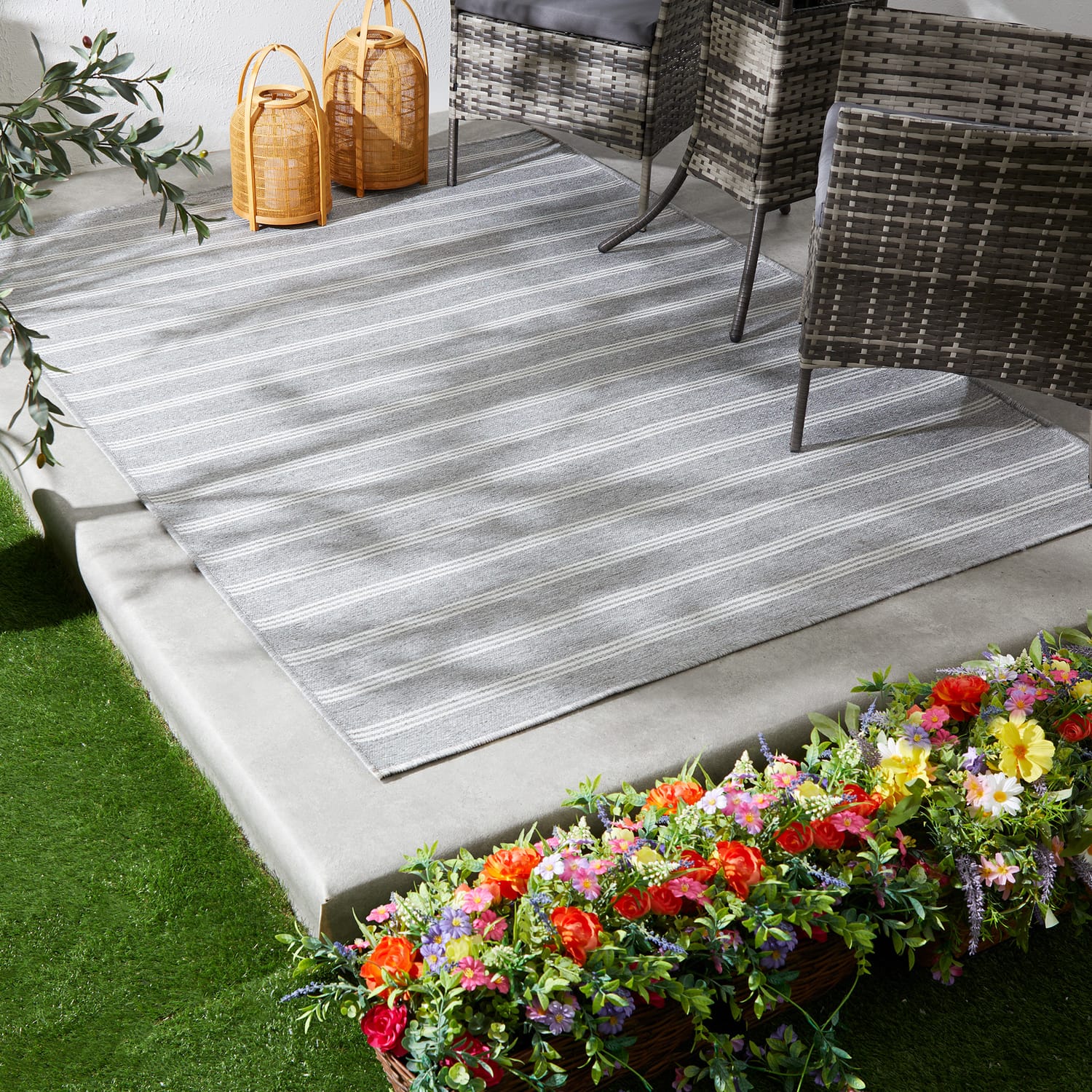 Jardin Outdoor Woven Rug 160 x 230cm - Small Stripe | Home Bargains