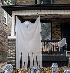 Hallow Scream 6.5ft Hanging Ghoul Decoration - White