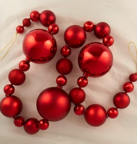 Festive Feeling Christmas Bauble Garland - Red