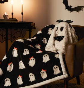 Hallow Scream Ghost Tufted Throw