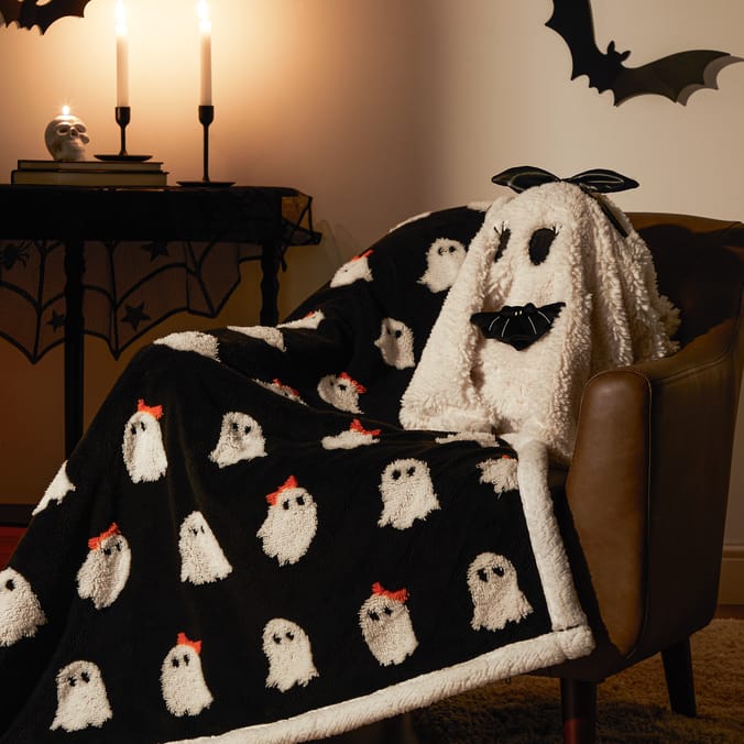 Hallow Scream Ghost Tufted Throw