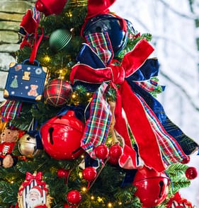 The Lifestyle Edit Timeless Christmas Traditional Bow