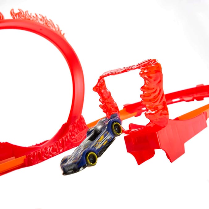 Hot Wheels Fire-Themed Track Building Set with 1 Hot Wheels Toy Car HMC04