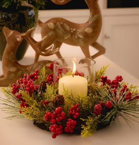 Festive Feeling Glass Hurricane In Wreath - Red