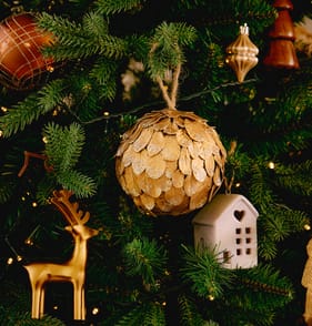 Winter Luxe Gold Leaves Bauble