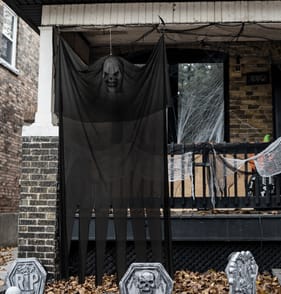 Hallow Scream 6.5ft Hanging Ghoul Decoration - Black