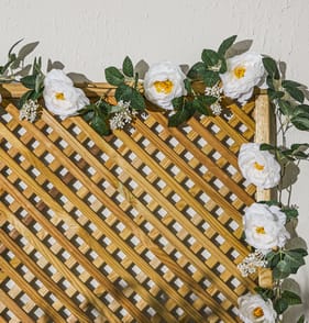 Jardin Artificial Flower Garland  - White With Leaves